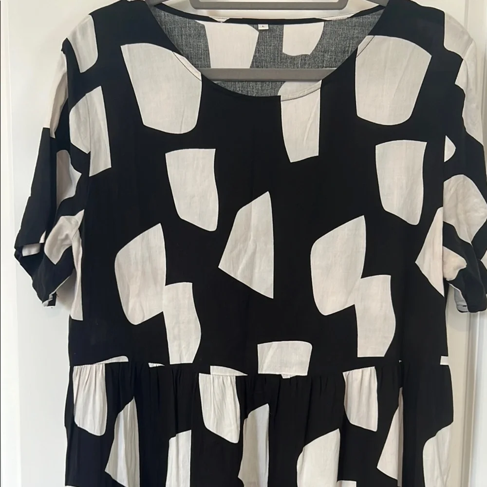 Casual Black and White Maxi Sundress with Crew Neck - Picture 2 of 5
